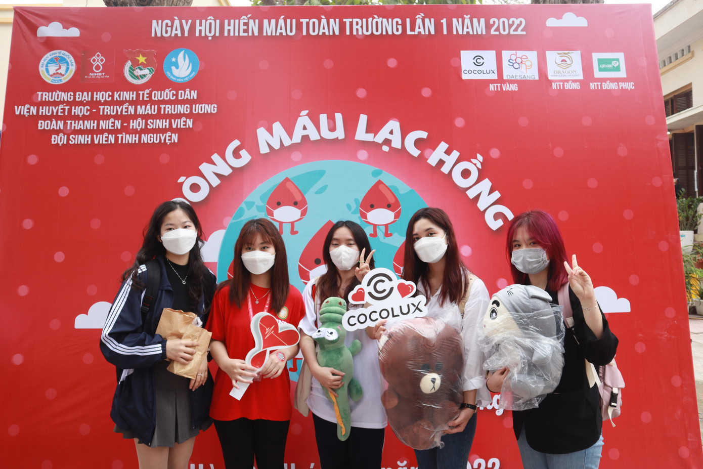 Các bạn trẻ vui vẻ vì làm điều có ích cho xã hội.