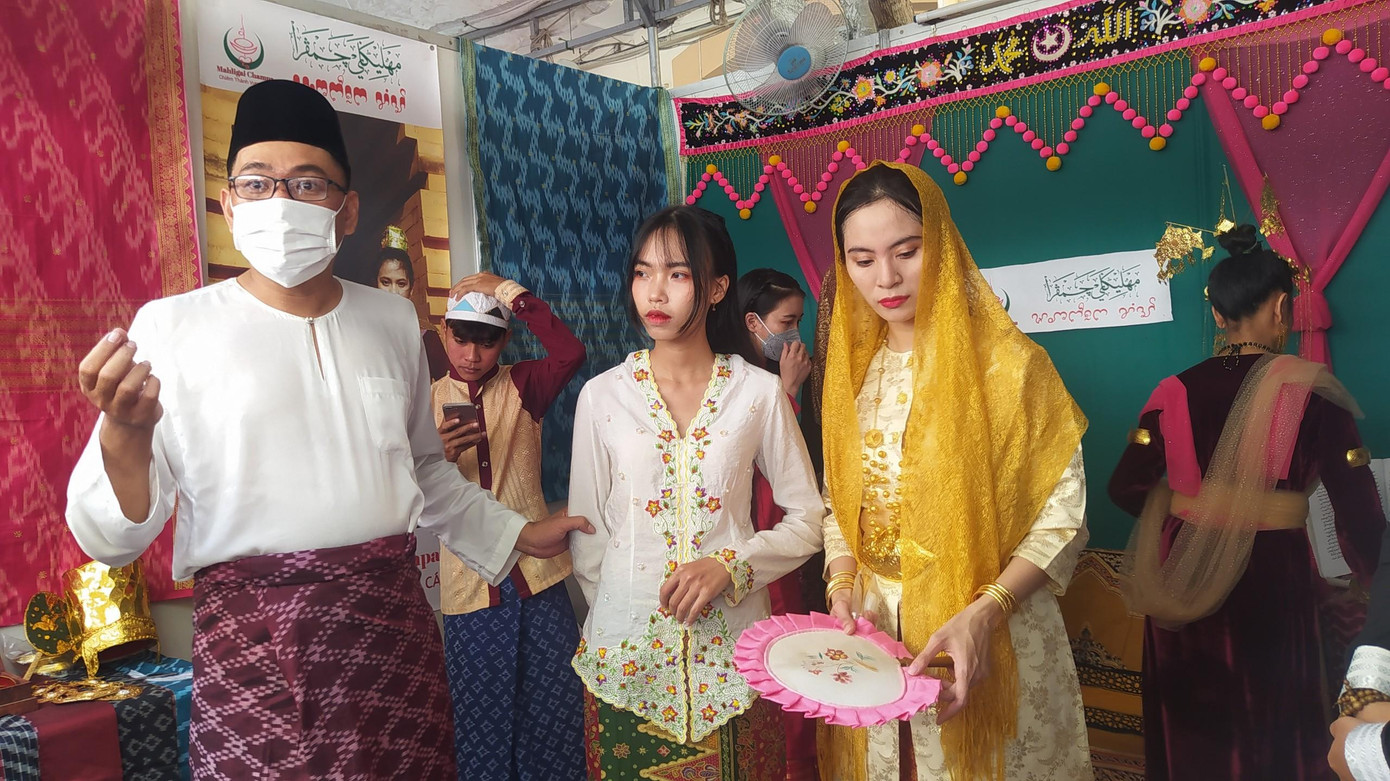 Anh Nik giới thiệu về các cổ phục người Chăm.