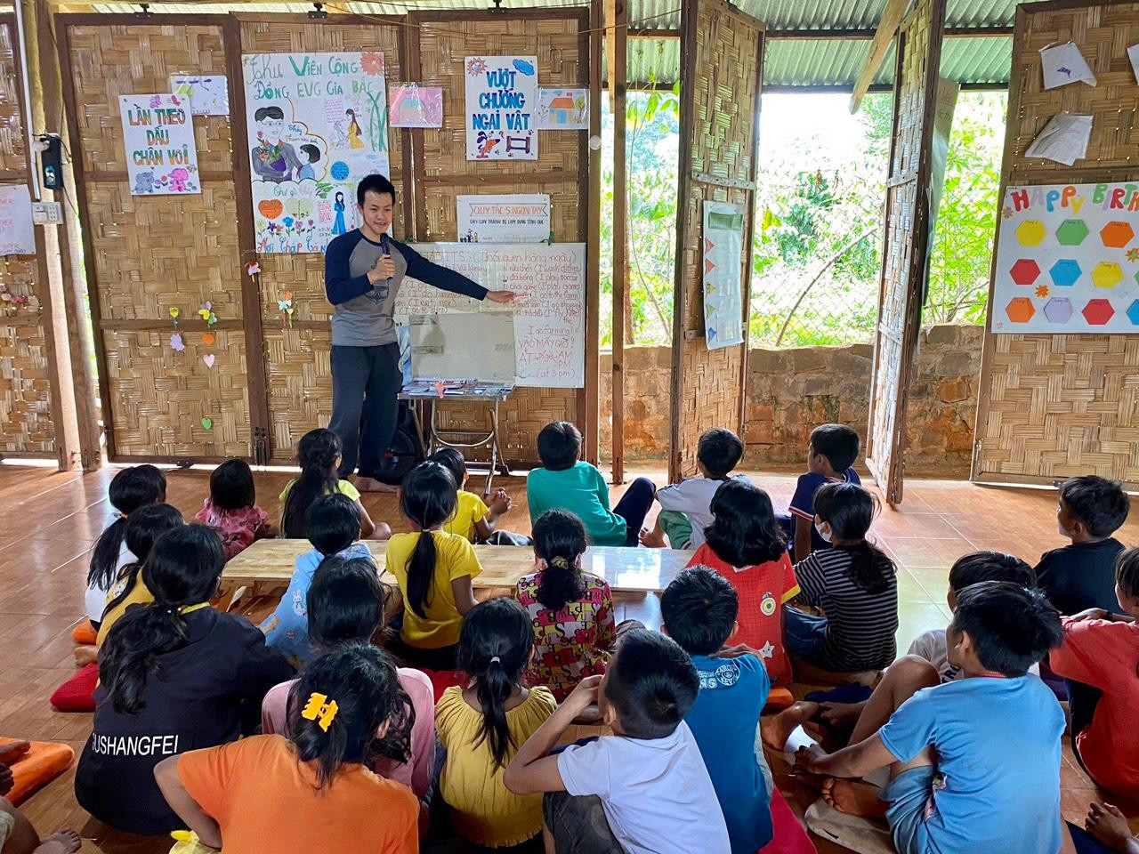 Đức Anh đang chia sẻ kiến thức tiếng Anh bổ ích cho các em học sinh nơi đây. Đức Anh đang chia sẻ kiến thức tiếng Anh bổ ích cho các em học sinh nơi đây.