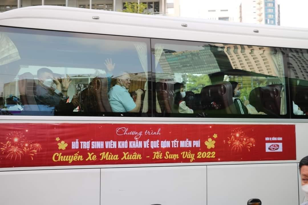 Những tấm vé nghĩa tình giúp những sinh viên khó khăn được về nhà đoàn tụ cùng gia đình dịp Tết. Những tấm vé nghĩa tình giúp những sinh viên khó khăn được về nhà đoàn tụ cùng gia đình dịp Tết.