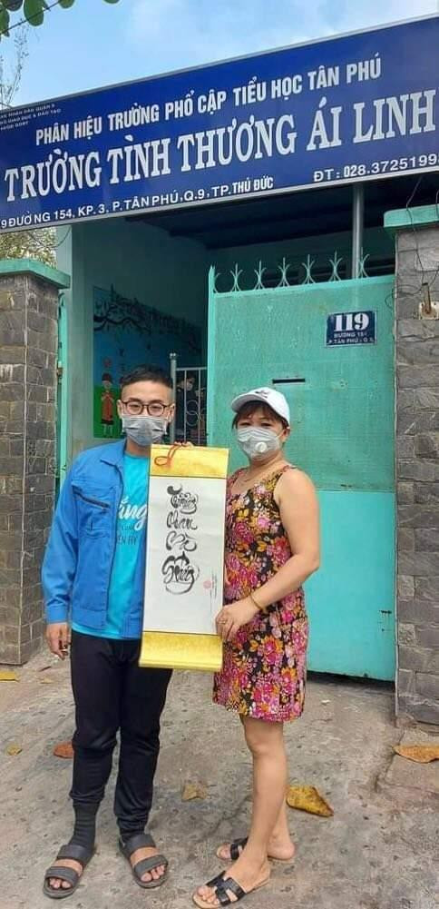 Thầy Trí với nhiều hoạt động gây quỹ cho lớp học tình thương. Thầy Trí với nhiều hoạt động gây quỹ cho lớp học tình thương.