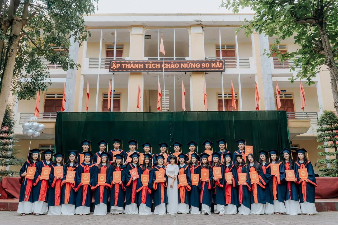 Các bạn trong lớp cùng thầy cô đã hỗ trợ cho Tiến Mạnh rất nhiều. Các bạn trong lớp cùng thầy cô đã hỗ trợ cho Tiến Mạnh rất nhiều.