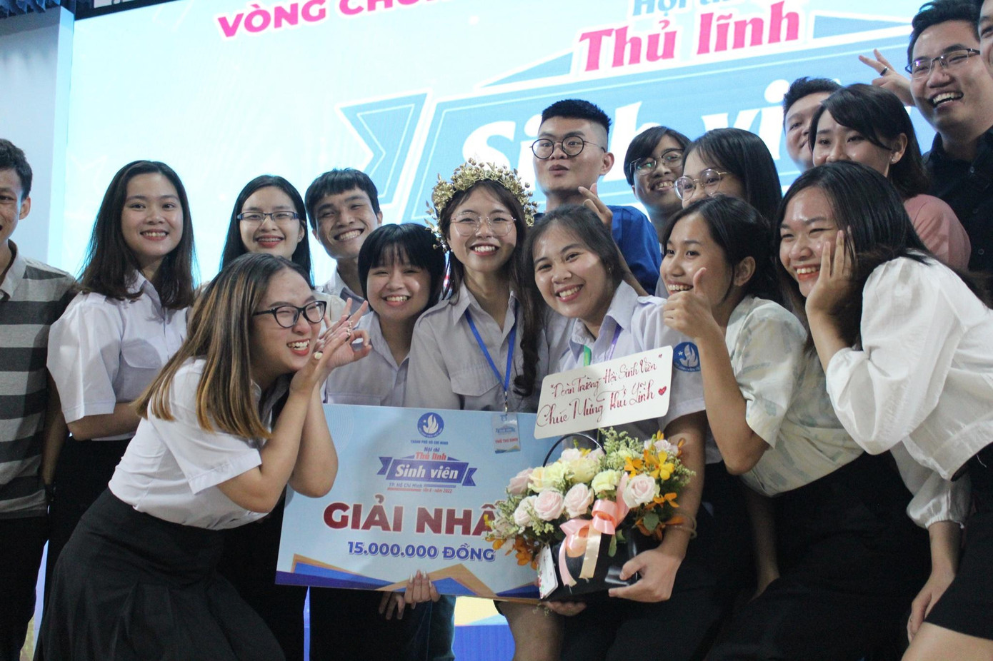 Bạn bè chung vui cùng Châu Anh trong ngày cô giành được ngôi vị cao nhất cuộc thi. Bạn bè chung vui cùng Châu Anh trong ngày cô giành được ngôi vị cao nhất cuộc thi.