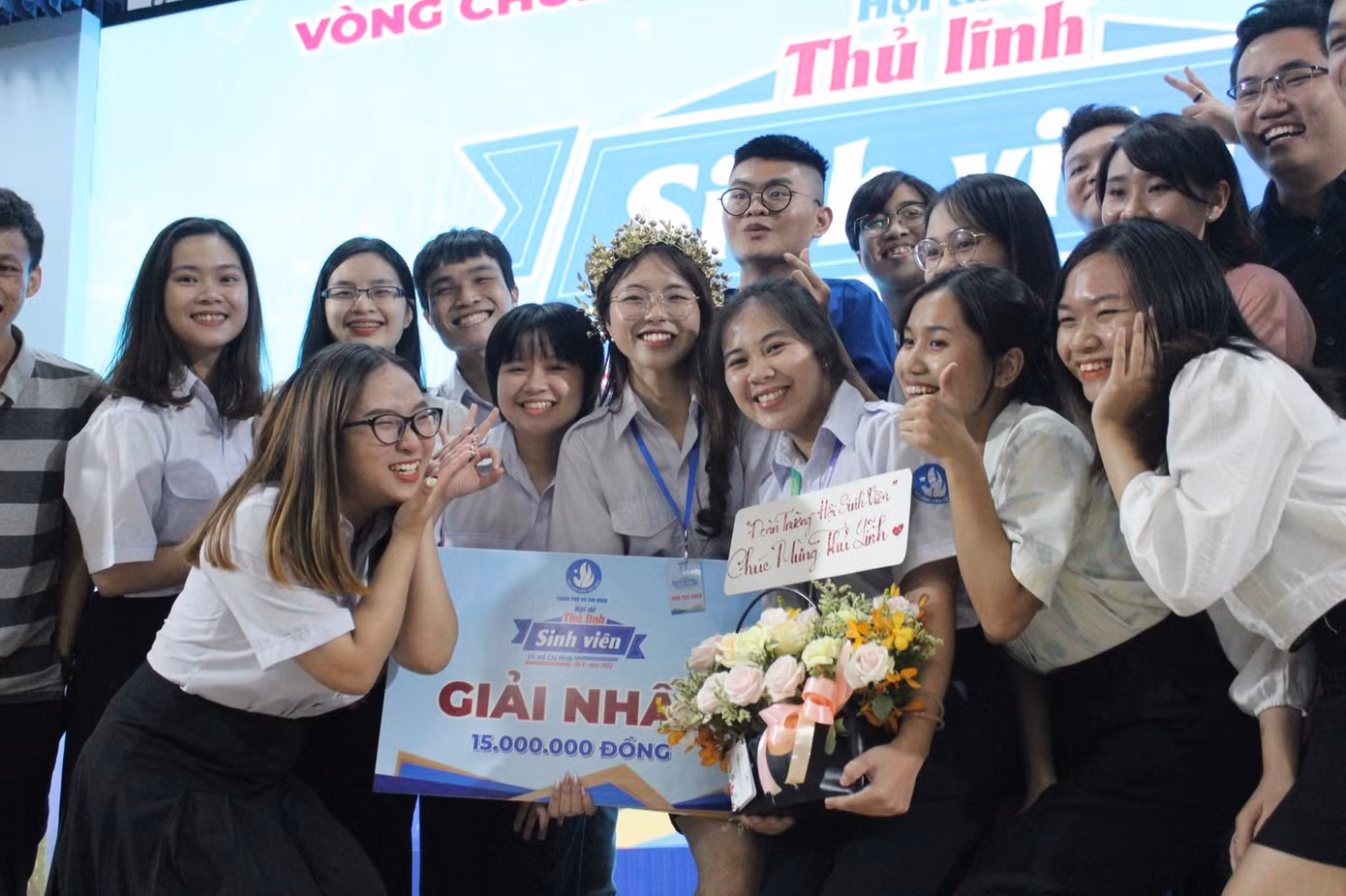 Bạn bè chung vui cùng Châu Anh trong ngày cô giành được ngôi vị cao nhất cuộc thi.
