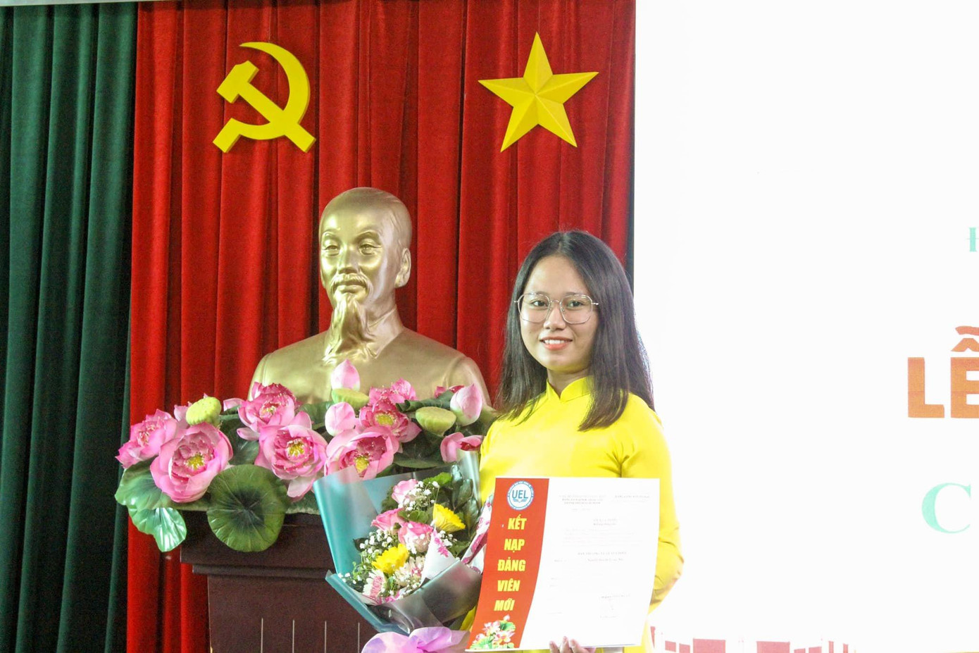 Với những nỗ lực không ngừng, Trang Nhã vinh dự được đứng trong hàng ngũ của Đảng. Với những nỗ lực không ngừng, Trang Nhã vinh dự được đứng trong hàng ngũ của Đảng.