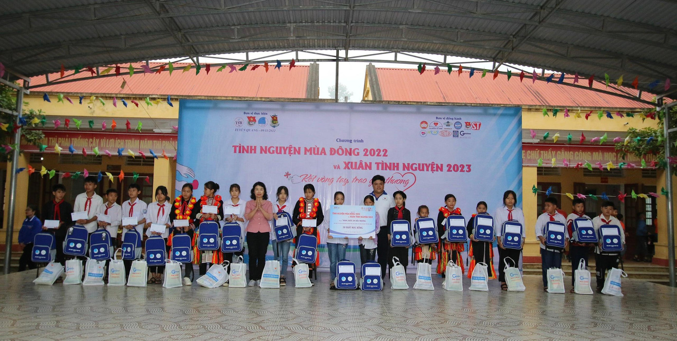 Trung tâm Công tác xã hội thanh thiếu niên trao 20 suất học bổng cho các em học sinh tại trường. Trung tâm Công tác xã hội thanh thiếu niên trao 20 suất học bổng cho các em học sinh tại trường.