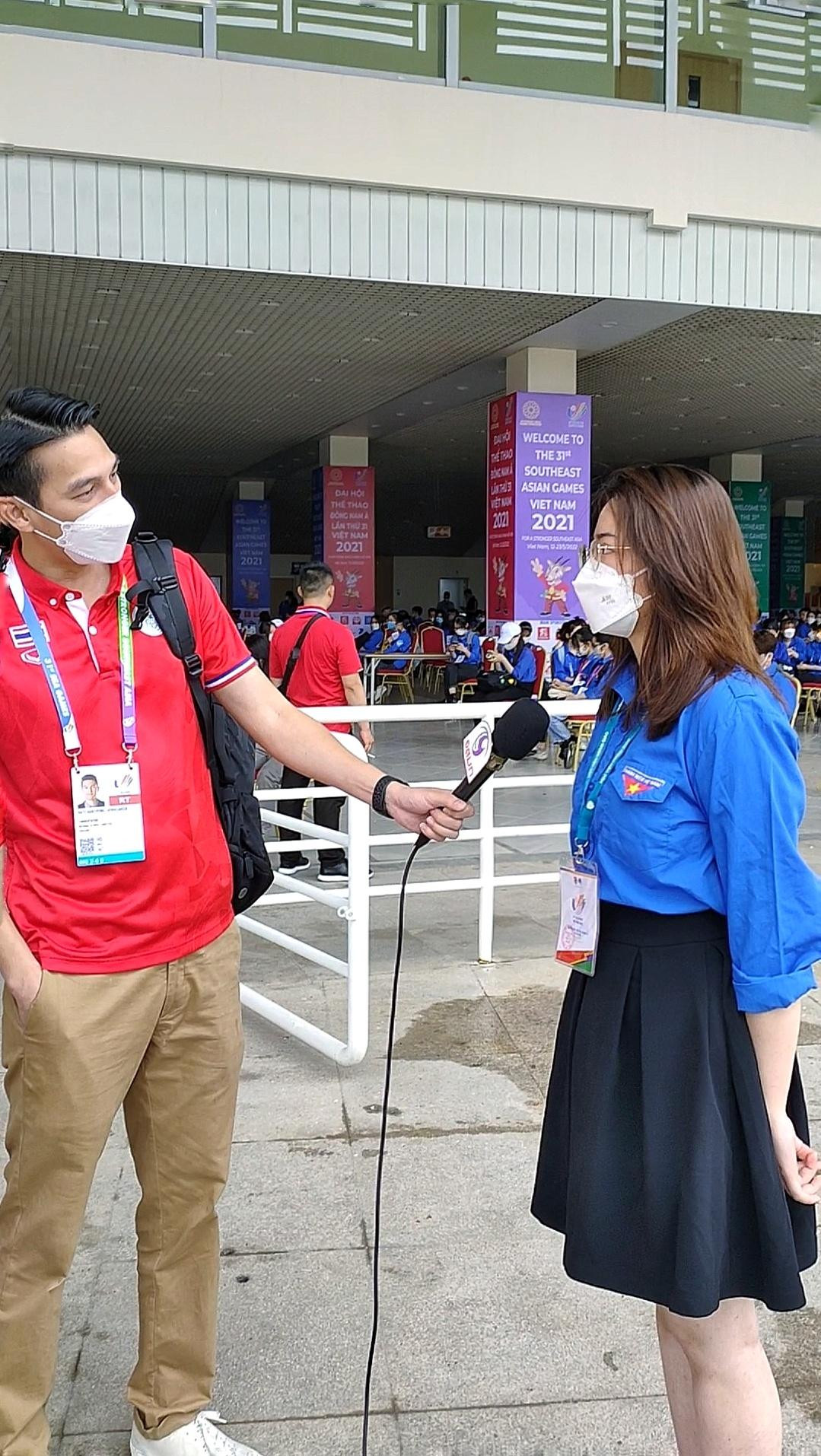 Bích Ngọc tự tin trả lời phỏng vấn báo chí nước ngoài.