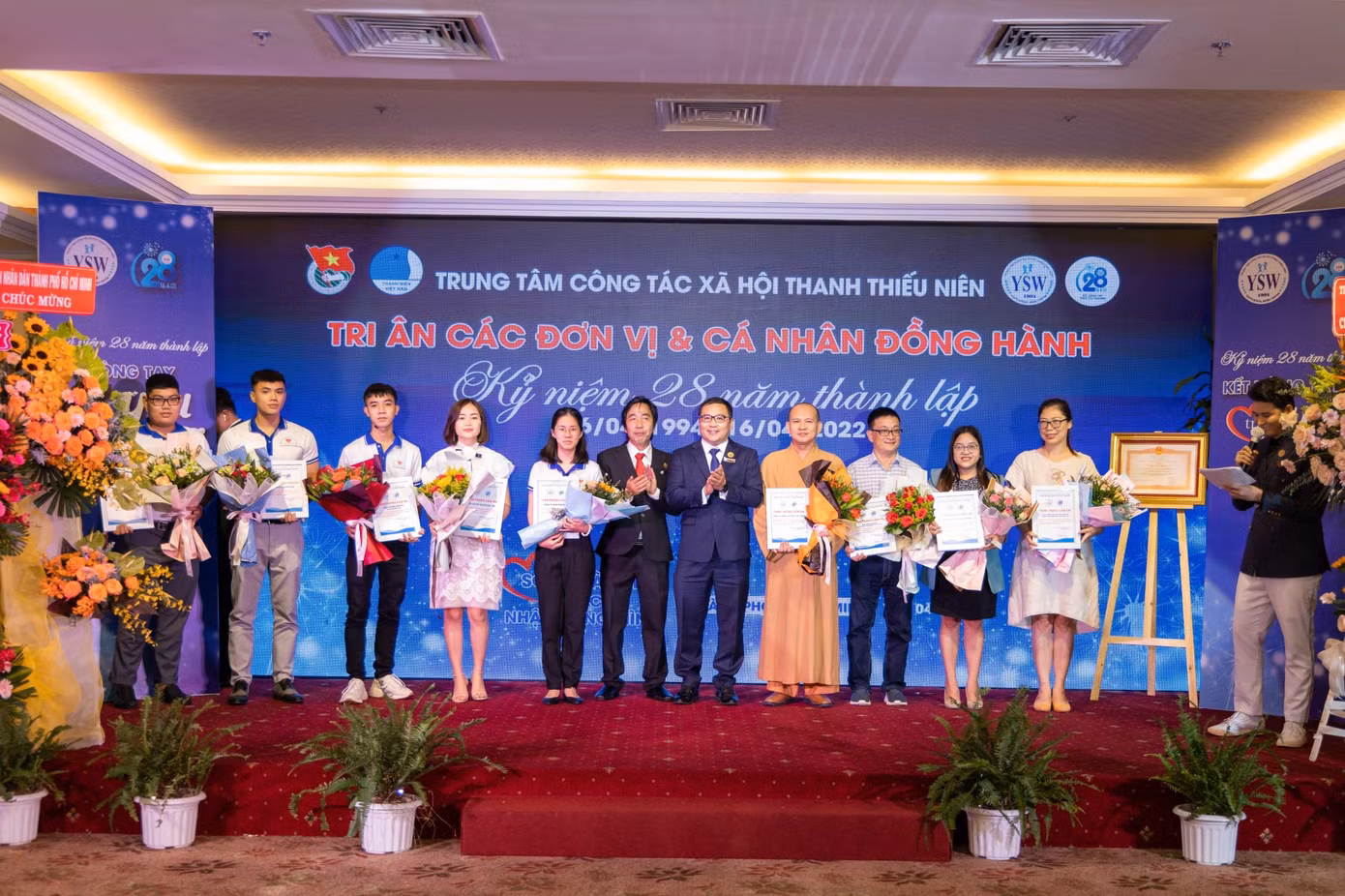 Trung tâm CTXH Thanh thiếu niên Việt Nam tri ân những đơn vị đã đồng hành với trung tâm trong các hoạt động an sinh xã hội.