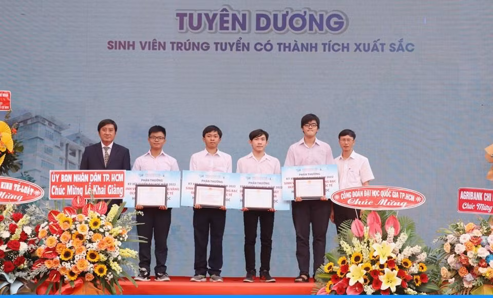 Những tân sinh viên có thành tích học tập xuất sắc được trường ĐH KHTN tuyên dương trong buổi Lễ khai giảng.