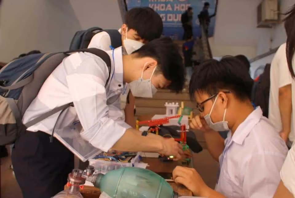 Thông qua Ngày hội, các bạn tân sinh viên có cơ hội giao lưu, học hỏi thêm từ giảng viên, bạn bè. Thông qua Ngày hội, các bạn tân sinh viên có cơ hội giao lưu, học hỏi thêm từ giảng viên, bạn bè.