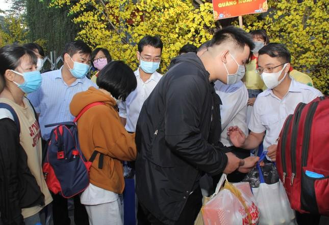 Anh Lê Xuân Dũng, Giám đốc Trung tâm Hỗ trợ học sinh, sinh viên TP. HCM (thứ 5, từ trái qua) cùng Ban Tổ chức tiễn các sinh viên lên xe trong chương trình "Chuyến xe mùa Xuân năm 2022". (Ảnh: Ngô Tùng)