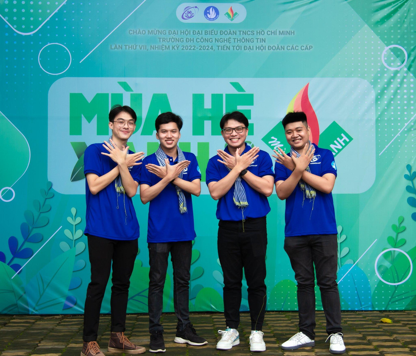 Toàn (thứ hai, từ phải sang) tích cực tham gia các hoạt động Đoàn - Hội của trường. Toàn (thứ hai, từ phải sang) tích cực tham gia các hoạt động Đoàn - Hội của trường.