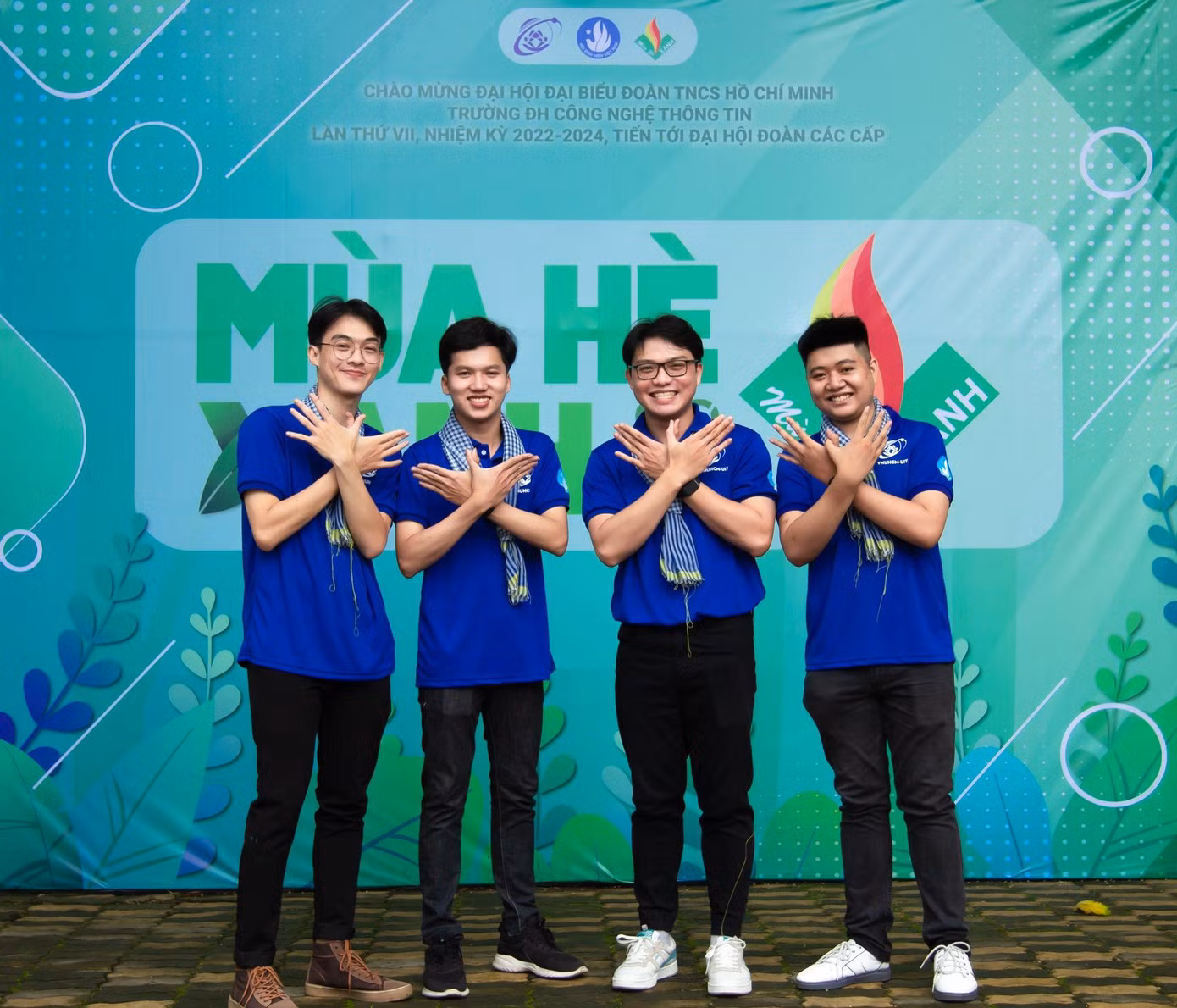 Toàn (thứ hai, từ phải sang) tích cực tham gia các hoạt động Đoàn - Hội của trường. Toàn (thứ hai, từ phải sang) tích cực tham gia các hoạt động Đoàn - Hội của trường.