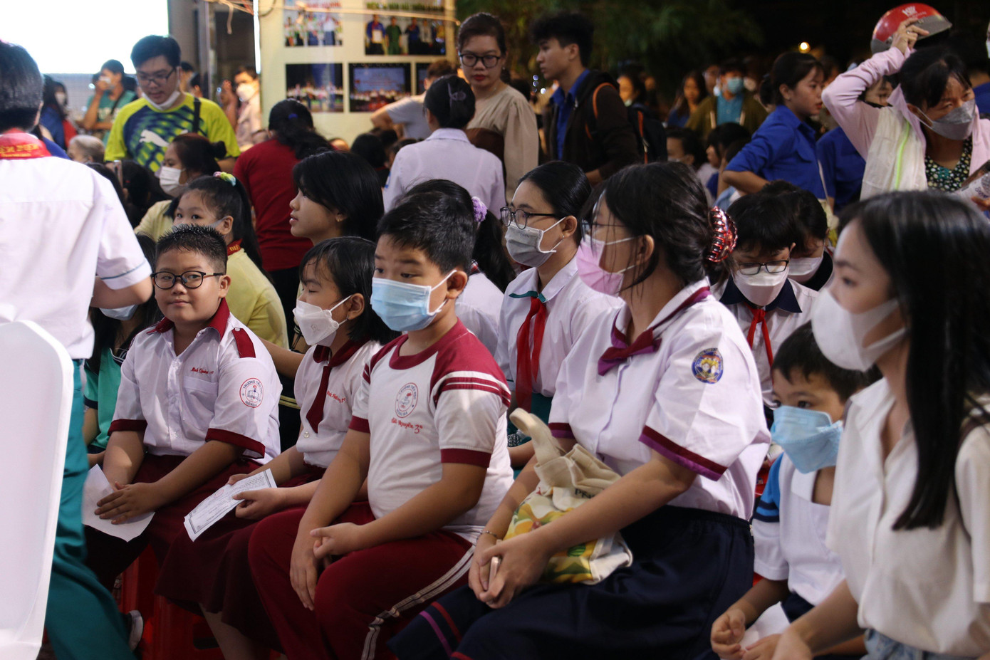 Dù trời mưa nhưng các em nhỏ vẫn đến từ rất sớm.