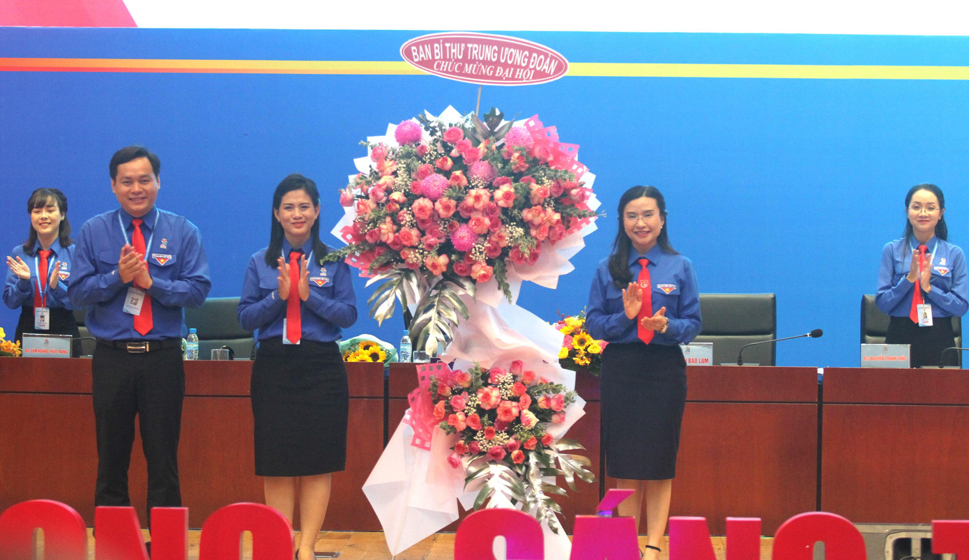 Chị Nguyễn Phạm Duy Trang – Bí thư BCH T.Ư Đoàn, Chủ tịch Hội đồng Đội T.Ư thay mặt Ban Bí thư T.Ư Đoàn tặng hoa cho Đại hội. (Ảnh: Hương Chi) Chị Nguyễn Phạm Duy Trang – Bí thư BCH T.Ư Đoàn, Chủ tịch Hội đồng Đội T.Ư thay mặt Ban Bí thư T.Ư Đoàn tặng hoa cho Đại hội. (Ảnh: Hương Chi)