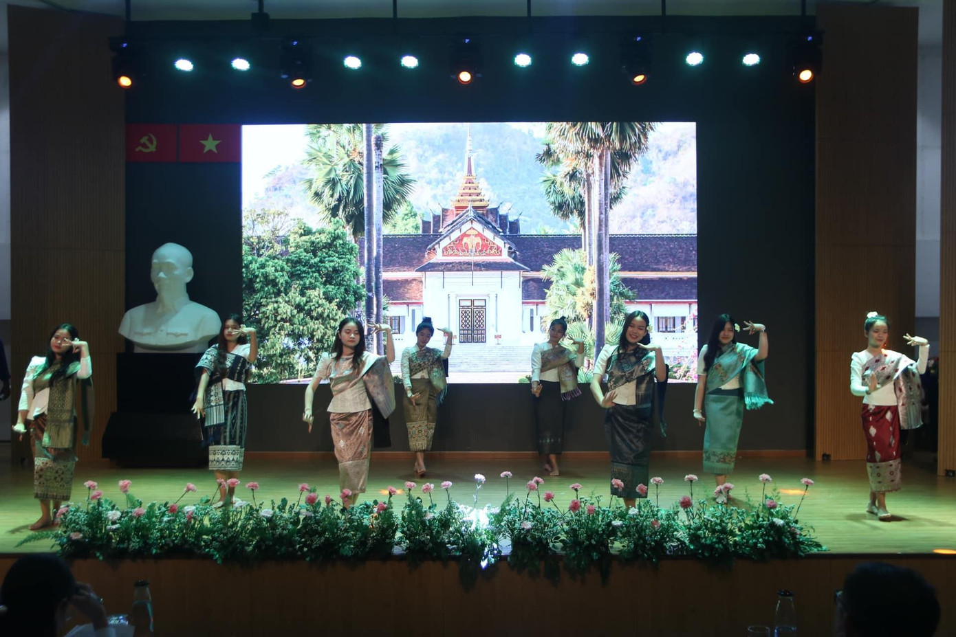 Một tiết mục văn nghệ của các bạn sinh viên Lào.