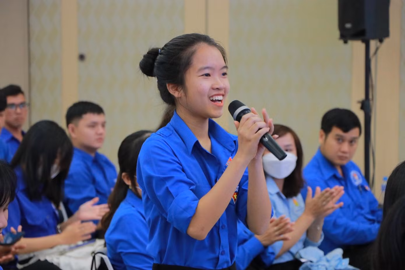 Nhiều bạn sinh viên đã đặt câu hỏi đối với Chủ tịch UBND tỉnh Bình Dương Võ Văn Minh. (Ảnh: TLTĐ)