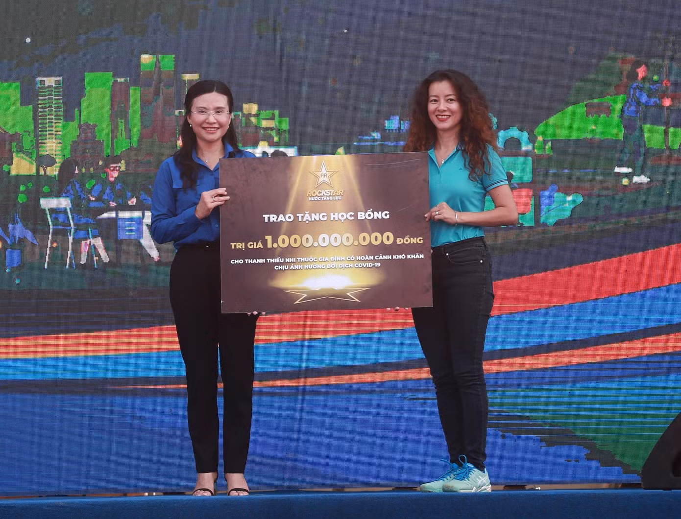 Chị Nguyễn Phạm Duy Trang - Bí thư T.Ư Đoàn, Chủ tịch Hội đồng Đội T.Ư (trái) tiếp nhận nguồn ủng hộ từ nhãn hàng. Chị Nguyễn Phạm Duy Trang - Bí thư T.Ư Đoàn, Chủ tịch Hội đồng Đội T.Ư (trái) tiếp nhận nguồn ủng hộ từ nhãn hàng.