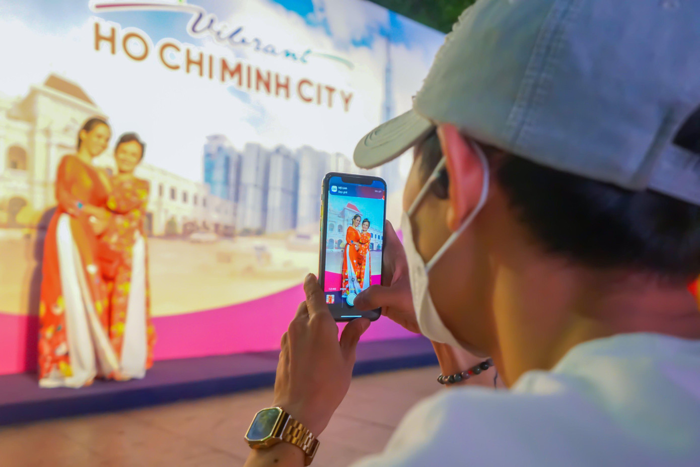 Lê Hoài Ân (trường ĐH RMIT) chia sẻ: "Từ trước đến giờ, mình chỉ nghe được lịch sử ra đời của áo dài từ những thập niên trước. Nhưng khi đến tham quan chương trình, mình thật sự đã mở mang được rất nhiều kiến thức về áo dài".