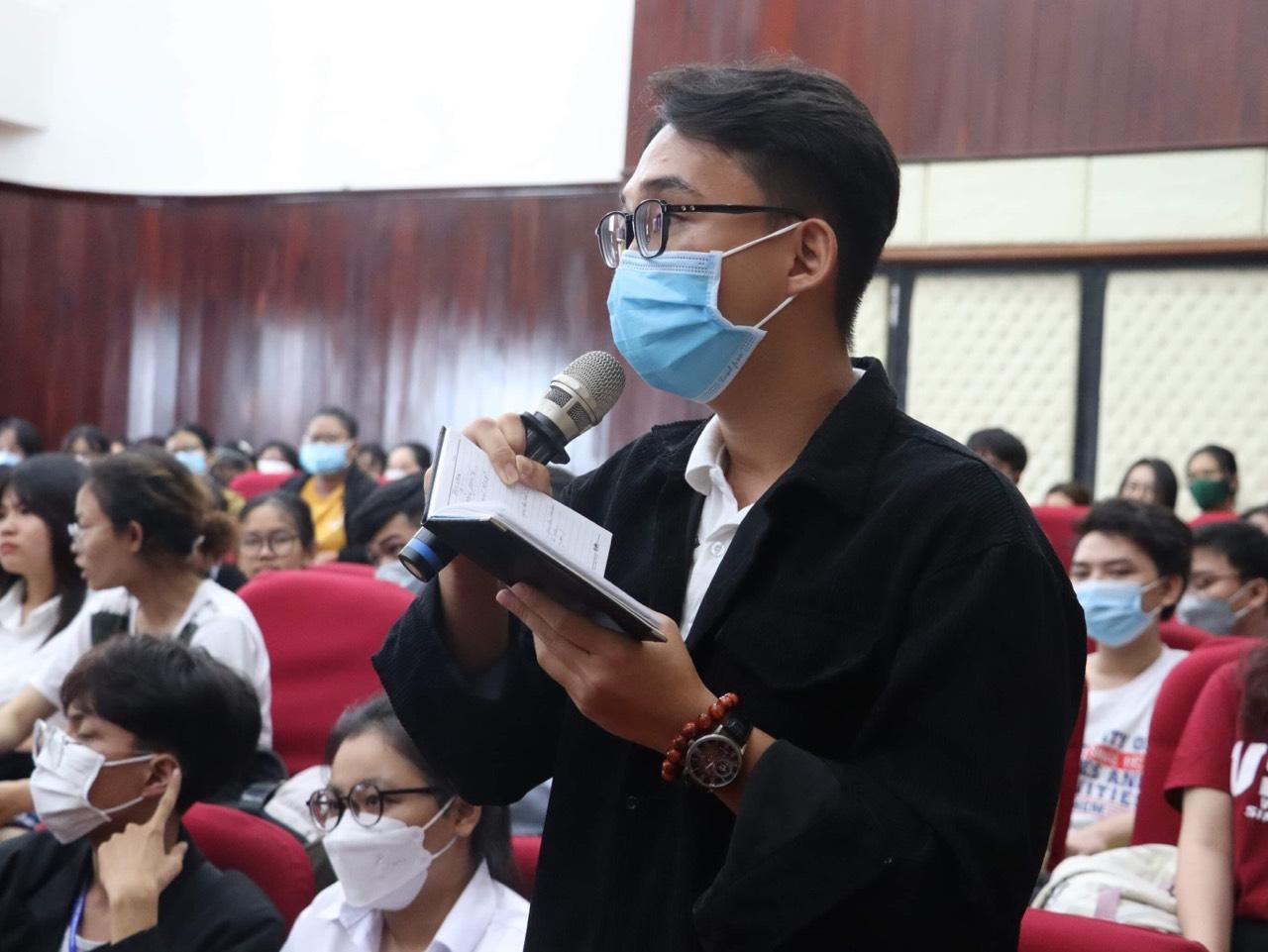 Nhiều bạn tân sinh viên đã đặt câu hỏi tại talkshow. (Ảnh: Trường ĐH KHXH&NV) Nhiều bạn tân sinh viên đã đặt câu hỏi tại talkshow. (Ảnh: Trường ĐH KHXH&NV)