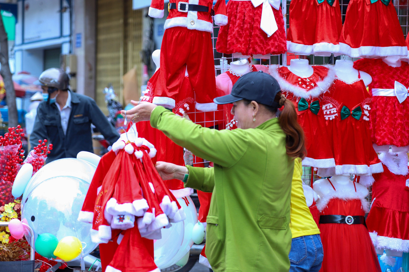 Chị Huyền, chủ của một cửa hàng tại đây cho biết đã ngưng bán những vật phẩm trang trí như cây thông Noel, chuông, quả châu, bông tuyết… và hiện tại chỉ còn bán những bộ quần áo Giáng sinh cho mọi người mua để đi chơi trong ngày hôm nay.
