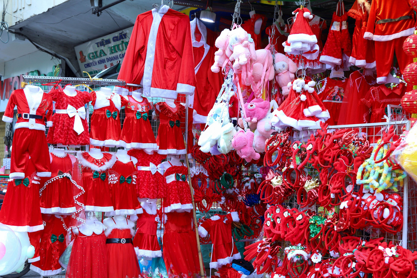 Vẫn còn rất nhiều cửa hàng trưng bày quần áo và vật phẩm trang trí Giáng sinh đỏ rực cả góc phố.
