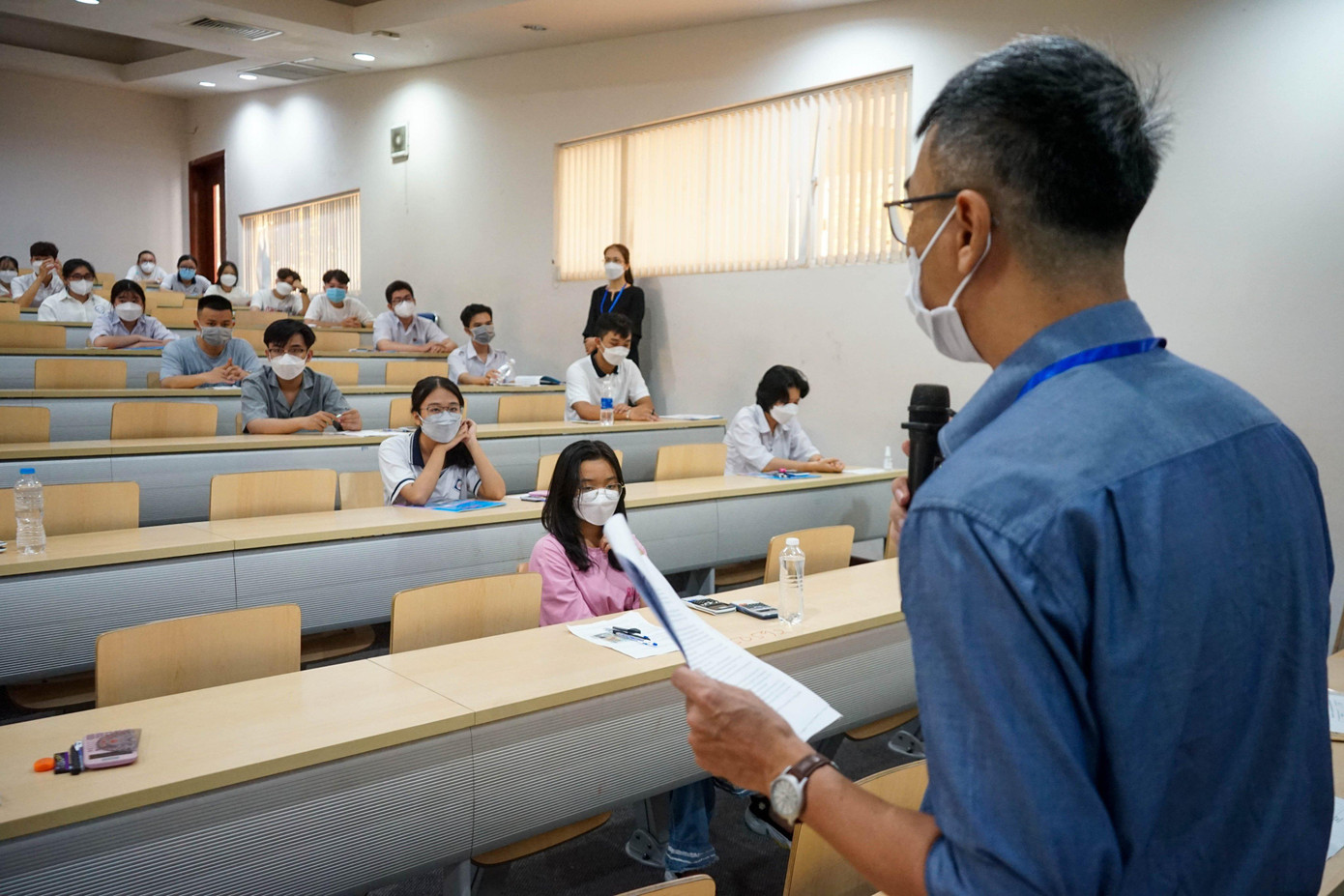 Trước khi có hiệu lệnh bắt đầu tính giờ làm bài, cán bộ coi thi phát phiếu trả lời cho thí sinh điền sẵn thông tin như số báo danh, họ và tên, mã số hồ sơ dự thi và phổ biến quy chế thi cho thí sinh.