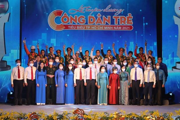 Các đại biểu chụp hình cùng 14 "Công dân trẻ tiêu biểu TP. HCM" năm 2021.