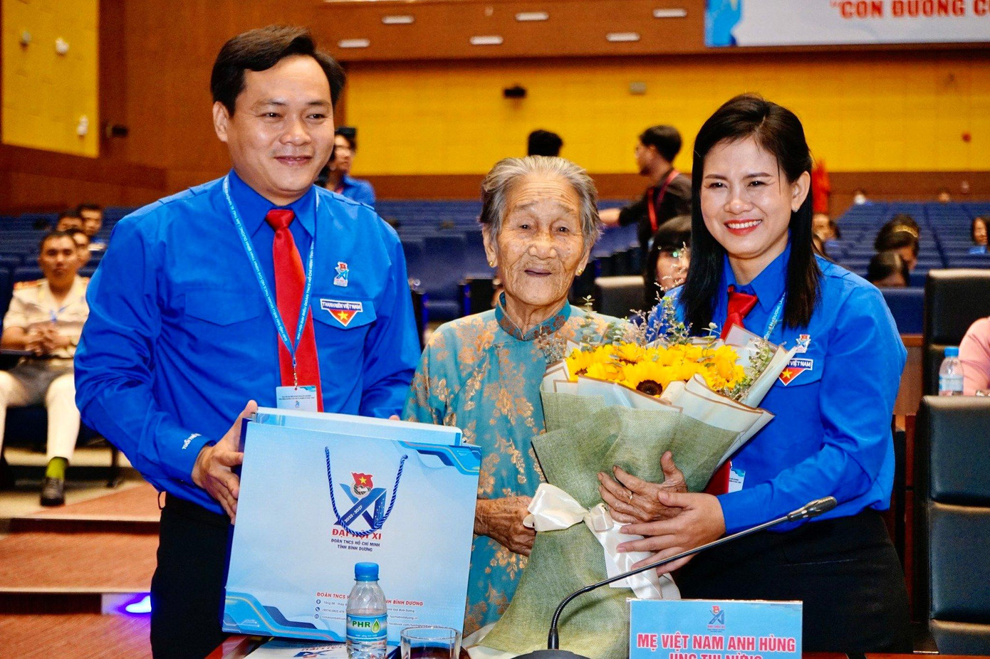 Chị Trần Thị Diễm Trinh - Bí thư Tỉnh đoàn Bình Dương khóa X (bên phải) đã được tín nhiệm bầu làm Bí thư Tỉnh Đoàn Bình Dương khóa XI. Chị Trần Thị Diễm Trinh - Bí thư Tỉnh đoàn Bình Dương khóa X (bên phải) đã được tín nhiệm bầu làm Bí thư Tỉnh Đoàn Bình Dương khóa XI.