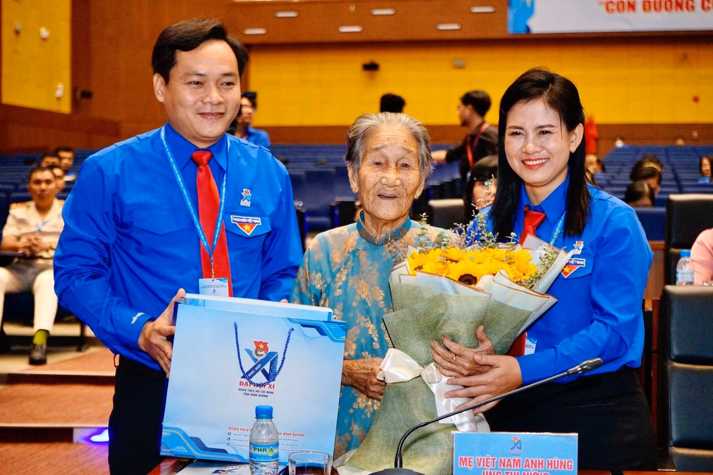 Chị Trần Thị Diễm Trinh - Bí thư Tỉnh đoàn Bình Dương khóa X (bên phải) đã được tín nhiệm bầu làm Bí thư Tỉnh Đoàn Bình Dương khóa XI.