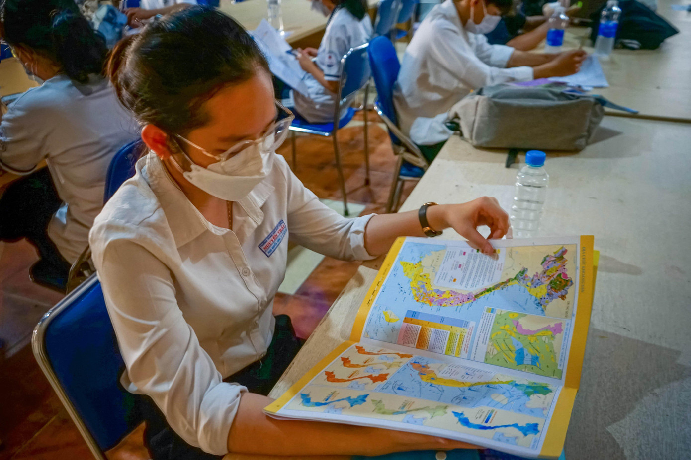 "Từ đầu năm đến giờ, mình và các bạn đã mất hơn một nửa thời gian học tập qua hình thức online tại nhà. Khi xem qua đề tham khảo kỳ thi năm nay, mình cho rằng khó hơn năm ngoái, tuy nhiên những kiến thức trong đề thi năm nay hầu như mình đã được làm rất nhiều lần tại nhà nên rất tự tin là sẽ làm được", Phan Nguyễn Tường Vy, học sinh trường THPT Nguyễn Trãi (tỉnh Tây Ninh) chia sẻ.