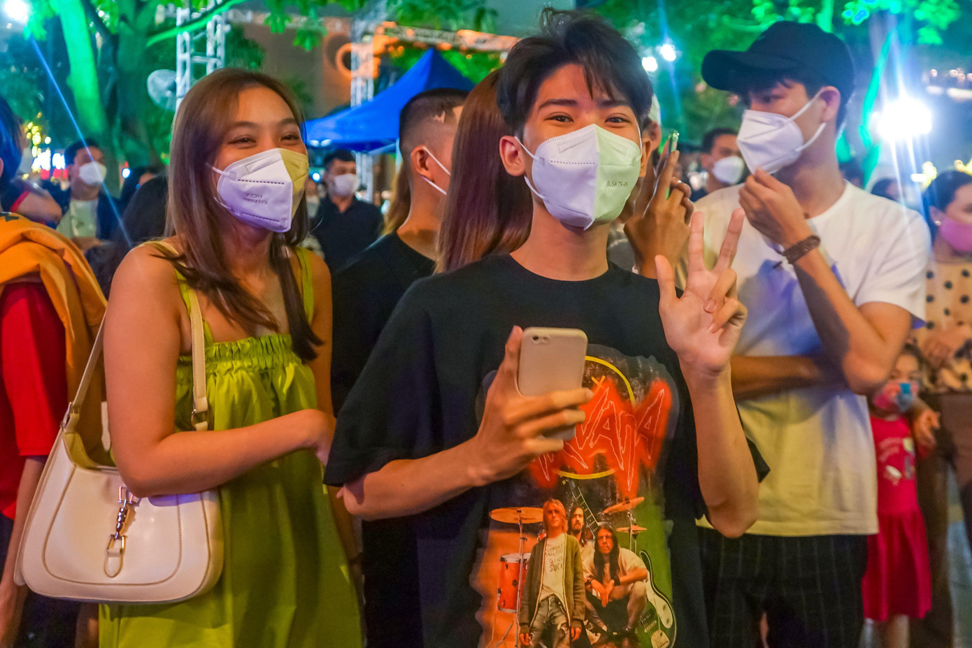 &quot;Các tà áo dài trong đêm trình diễn làm mình choáng ngợp, đi từ cảm giác này đến cảm giác khác. Trong đây, mình thích nhất là bộ sưu tập của nhà thiết kế Tuấn Hải và màn trình diễn của các văn, nghệ sĩ trong bộ sưu tập của nhà thiết kế Việt Hoàng&quot;, Trúc Vy (trường CĐ Lý Tự Trọng) nói.