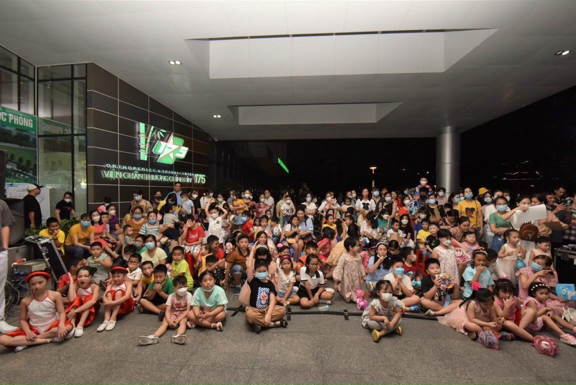 Ngoài ra, trước đó 1 ngày đoàn cũng trao tặng quà cho các em nhỏ là con em cán bộ, nhân viên y tế Bệnh viện Quân Y 175.