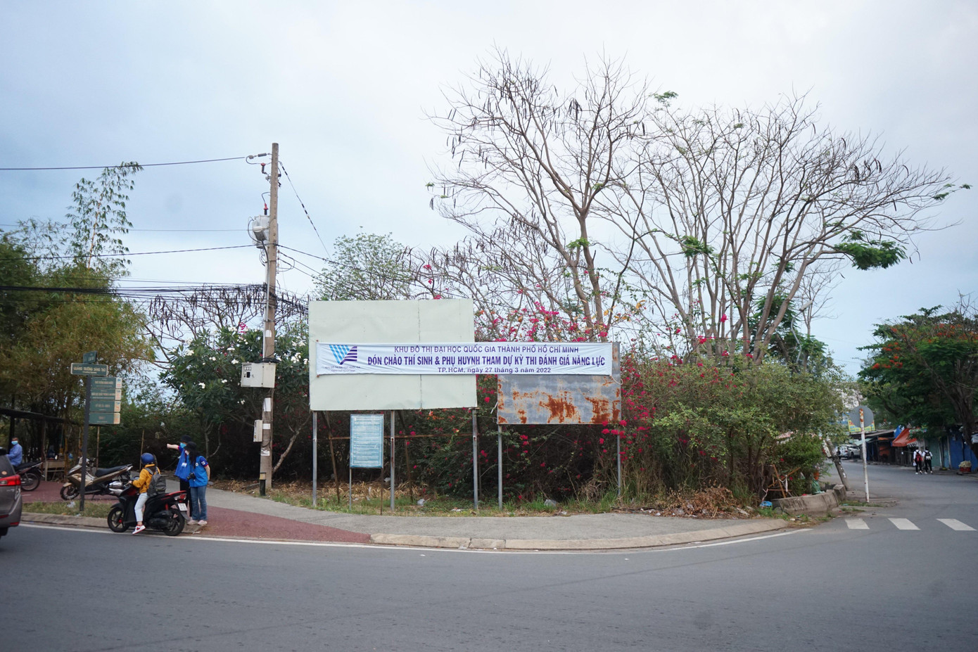 Ngay từ 6h sáng, các tuyến đường dẫn vào Làng Đại học bắt đầu nhộn nhịp sớm hơn thường ngày khi có khá đông xe. Lực lượng sinh viên của các trường đại học đã phải túc trực tại nhiều giao lộ để hướng dẫn thí sinh.