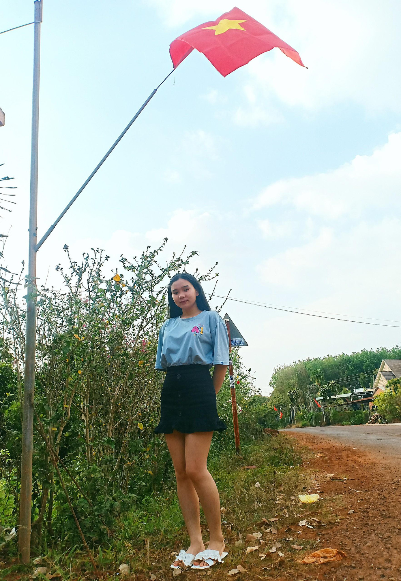 Là tân sinh viên, Linh Chi vừa vui cũng vừa lo lắng khi đến trường học trực tiếp ngày đầu tiên.