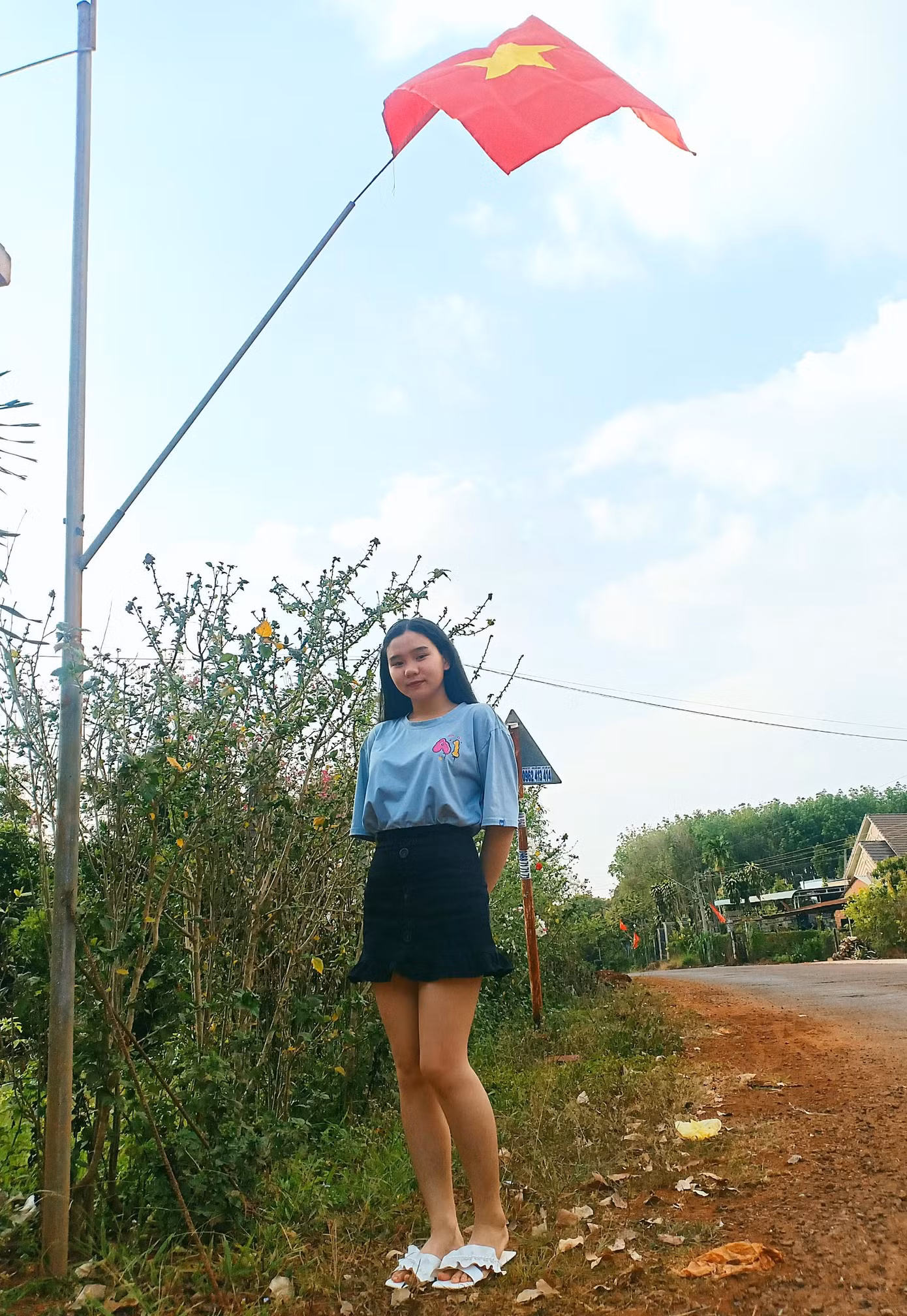 Là tân sinh viên, Linh Chi vừa vui cũng vừa lo lắng khi đến trường học trực tiếp ngày đầu tiên.