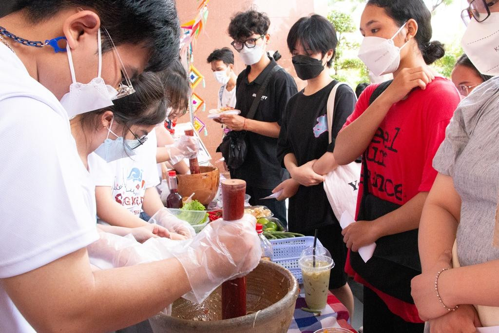 Quá trình trộn gỏi đu đủ được thực hiện tại chỗ.