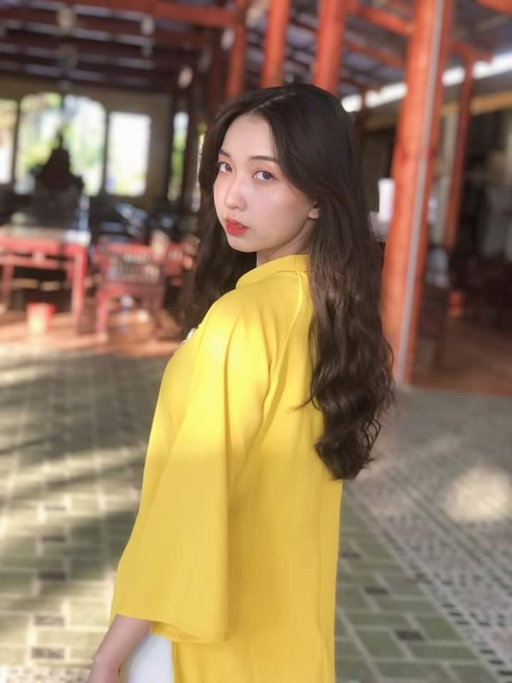 Nguyễn Ngọc Hoài An trong bộ áo dài cổ điểm.