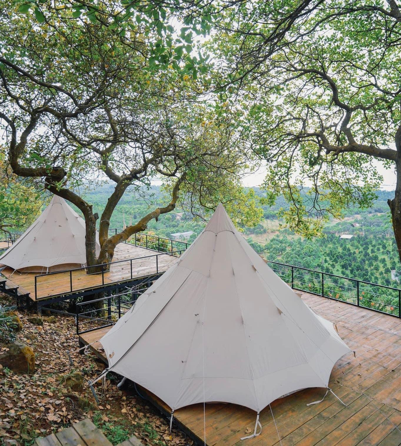 Hầu hết ở các địa điểm 'glamping', lều trại đã được dựng sẵn. Hầu hết ở các địa điểm 'glamping', lều trại đã được dựng sẵn.