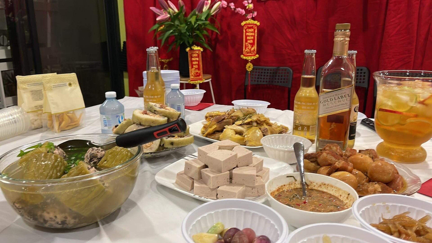 Hữu Quang cùng bạn bè chuẩn bị mâm cơm với nhiều món ăn truyền thống của quê hương.