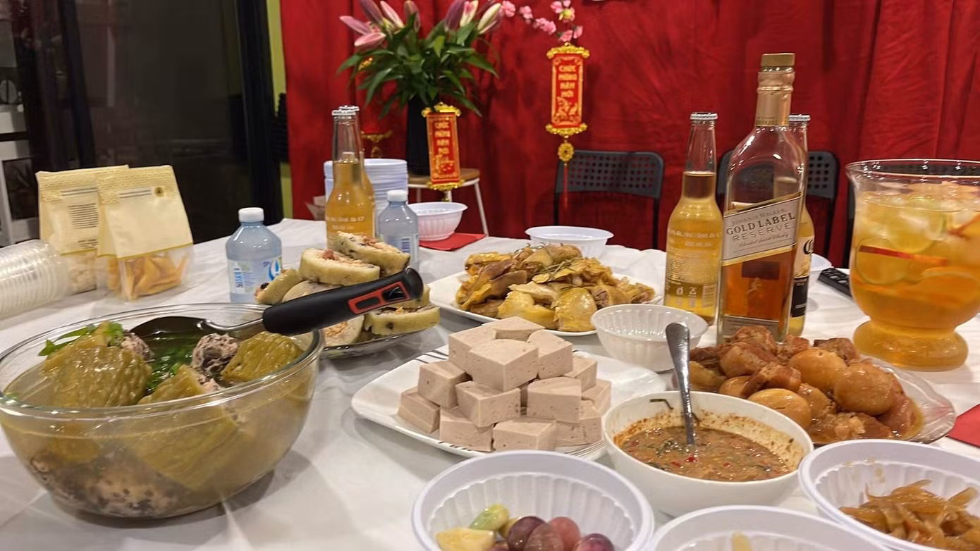 Hữu Quang cùng bạn bè chuẩn bị mâm cơm với nhiều món ăn truyền thống của quê hương.