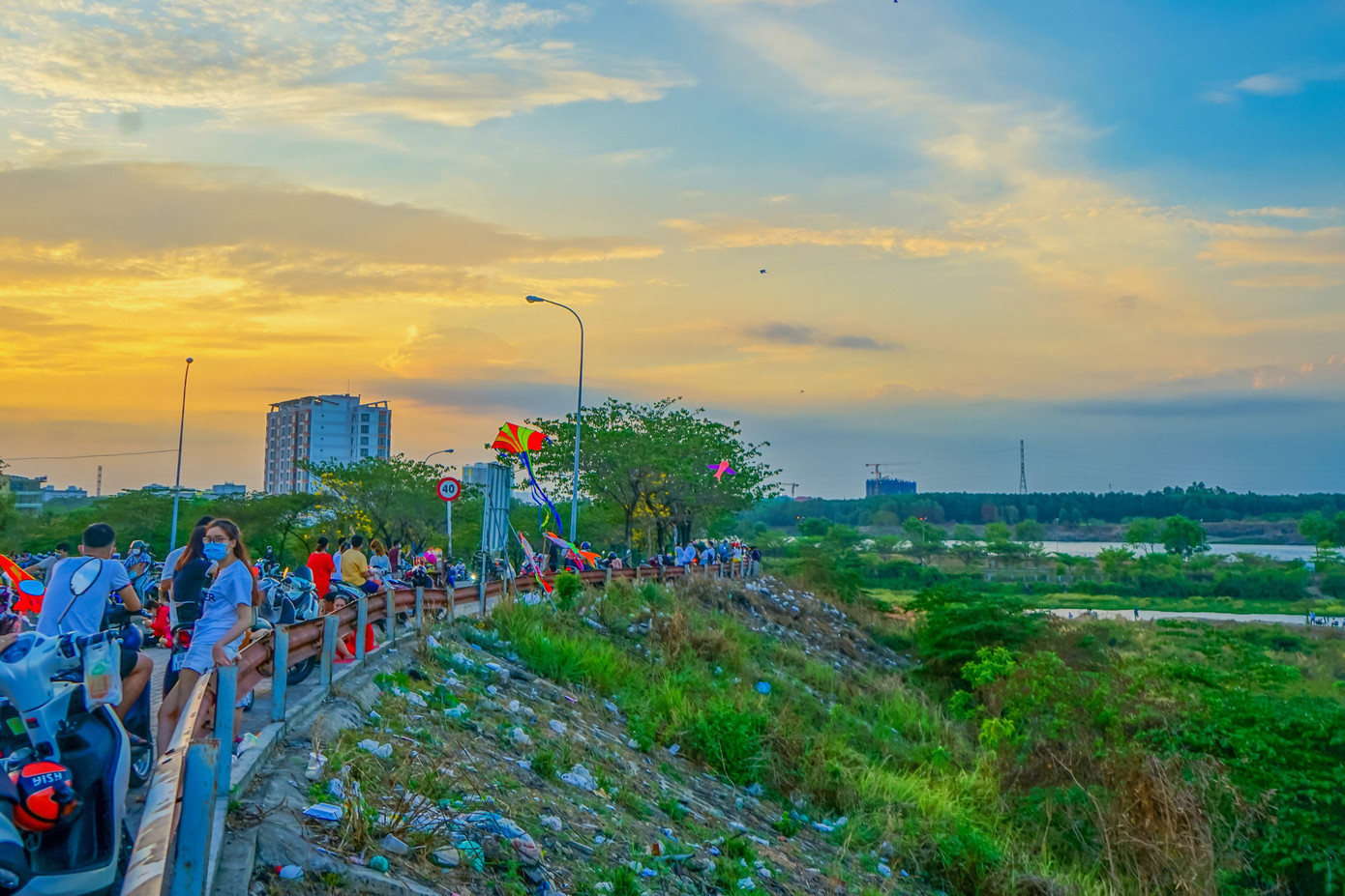 Được biết, đây là tuyến đường hay thu hút nhiều người đặc biệt là các bạn trẻ sinh sống và học tập trong khu Làng Đại học đến vui chơi là vì khung cảnh ở đây chẳng khác gì khung cảnh hồ Xuân Hương ở Đà Lạt.