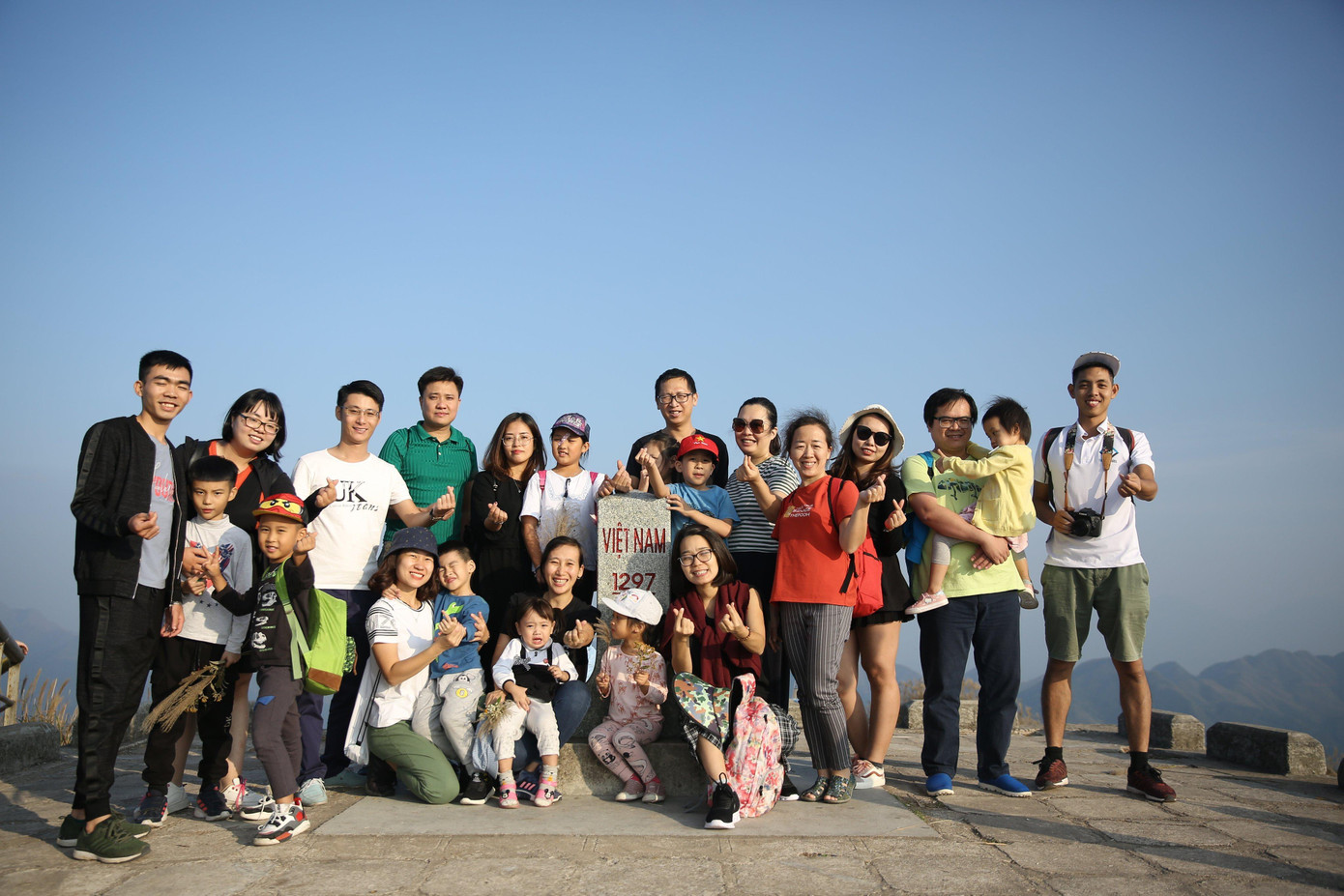 Đình Tứ (thứ nhất bên phải) trong một lần dẫn đoàn. Đình Tứ (thứ nhất bên phải) trong một lần dẫn đoàn.