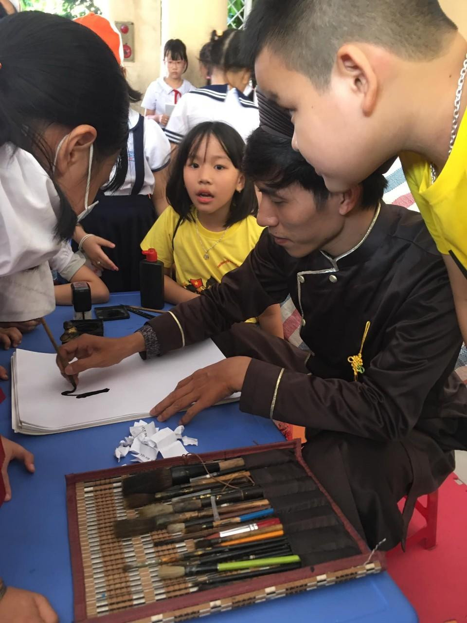 Hùng vẫn đang nỗ lực với đam mê thư pháp của mình.