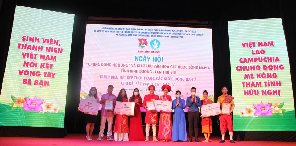 Chi Trần Thị Diễm Trinh, Phó Bí thư Tỉnh Đoàn, Chủ tịch Hội Sinh viên tỉnh Bình Dương trao giải thưởng cho các thí sinh đoạt giải (Ảnh: Hội Sinh viên tỉnh Bình Dương). Chi Trần Thị Diễm Trinh, Phó Bí thư Tỉnh Đoàn, Chủ tịch Hội Sinh viên tỉnh Bình Dương trao giải thưởng cho các thí sinh đoạt giải (Ảnh: Hội Sinh viên tỉnh Bình Dương).