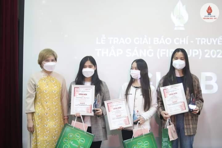 Các thí sinh đoạt 'Giải tại Lễ Trao Giải Báo chí - Truyền thông Thắp Sáng 2020 - 2021'.