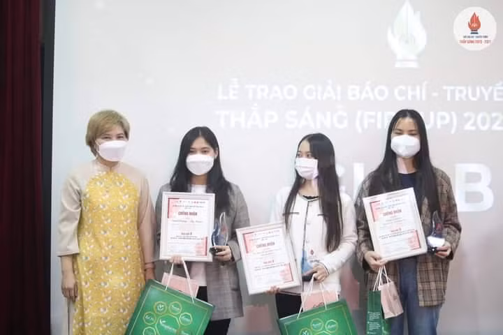 Các thí sinh đoạt 'Giải tại Lễ Trao Giải Báo chí - Truyền thông Thắp Sáng 2020 - 2021'.
