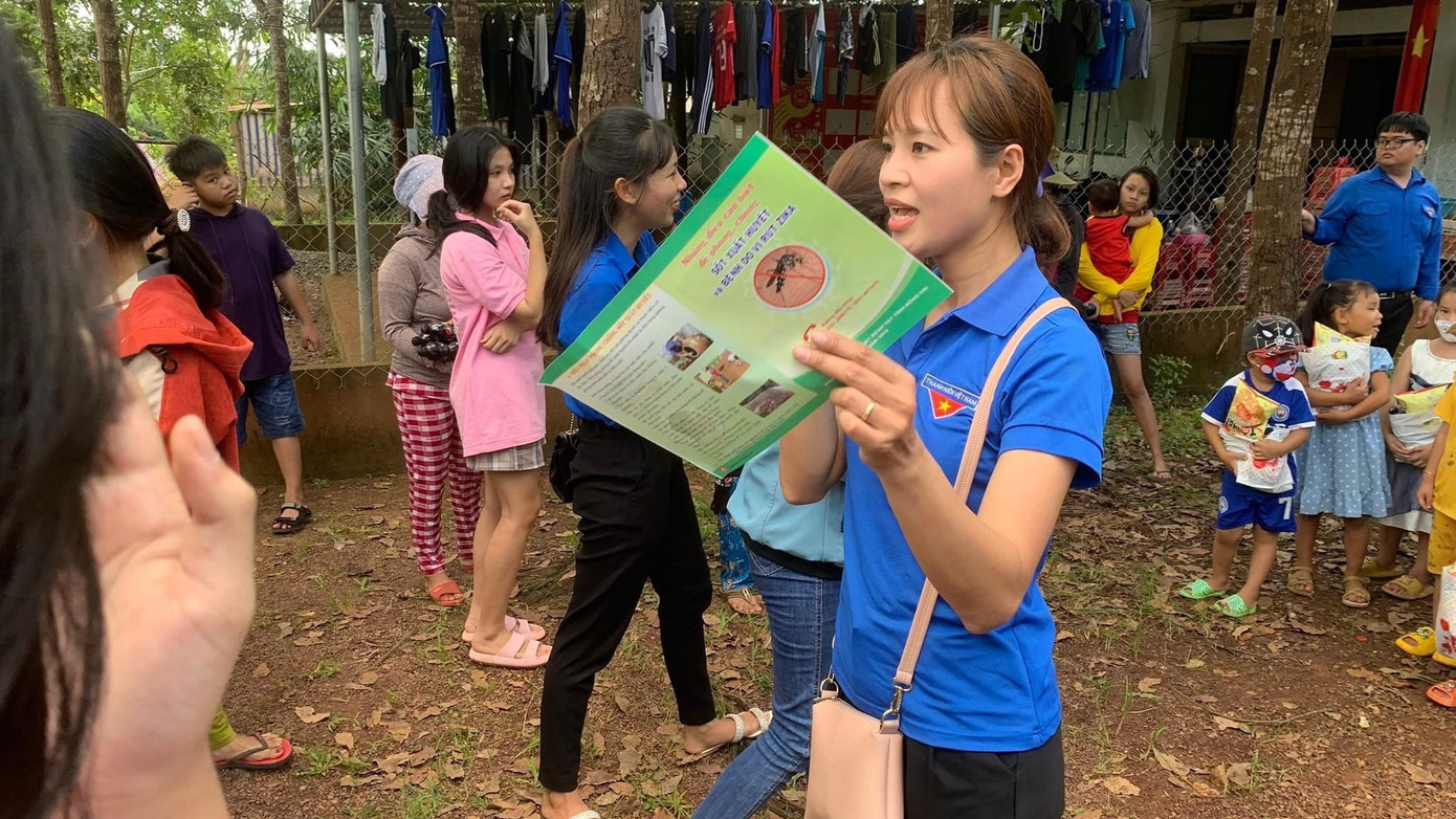 Các chiến sĩ áo xanh tuyên truyền kiến thức về bệnh sốt xuất huyết tới bà con tại địa phương.