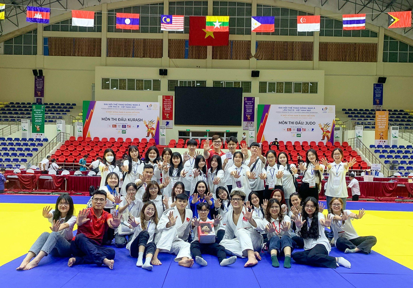 Các bạn trẻ làm công việc tình nguyện viên tại SEA Games 31. Các bạn trẻ làm công việc tình nguyện viên tại SEA Games 31.