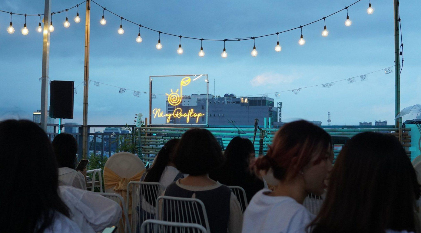 Sân khấu toạ lạc ở một quán cafe trên tầng thượng.